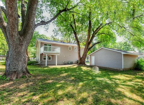 Single Family Residence in Urbandale IA 4120 72nd Street 5.jpg