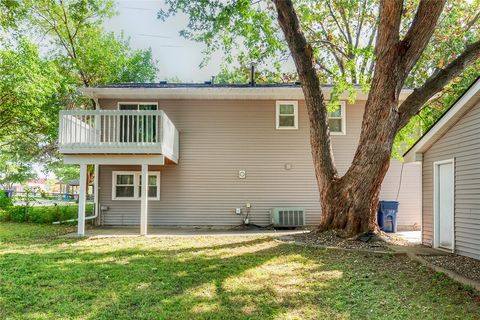 Single Family Residence in Urbandale IA 4120 72nd Street 6.jpg