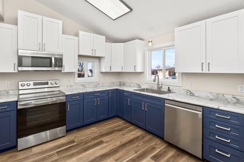 Homes For Sale - 606 1st Avenue<br/> Altoona, IA 50009