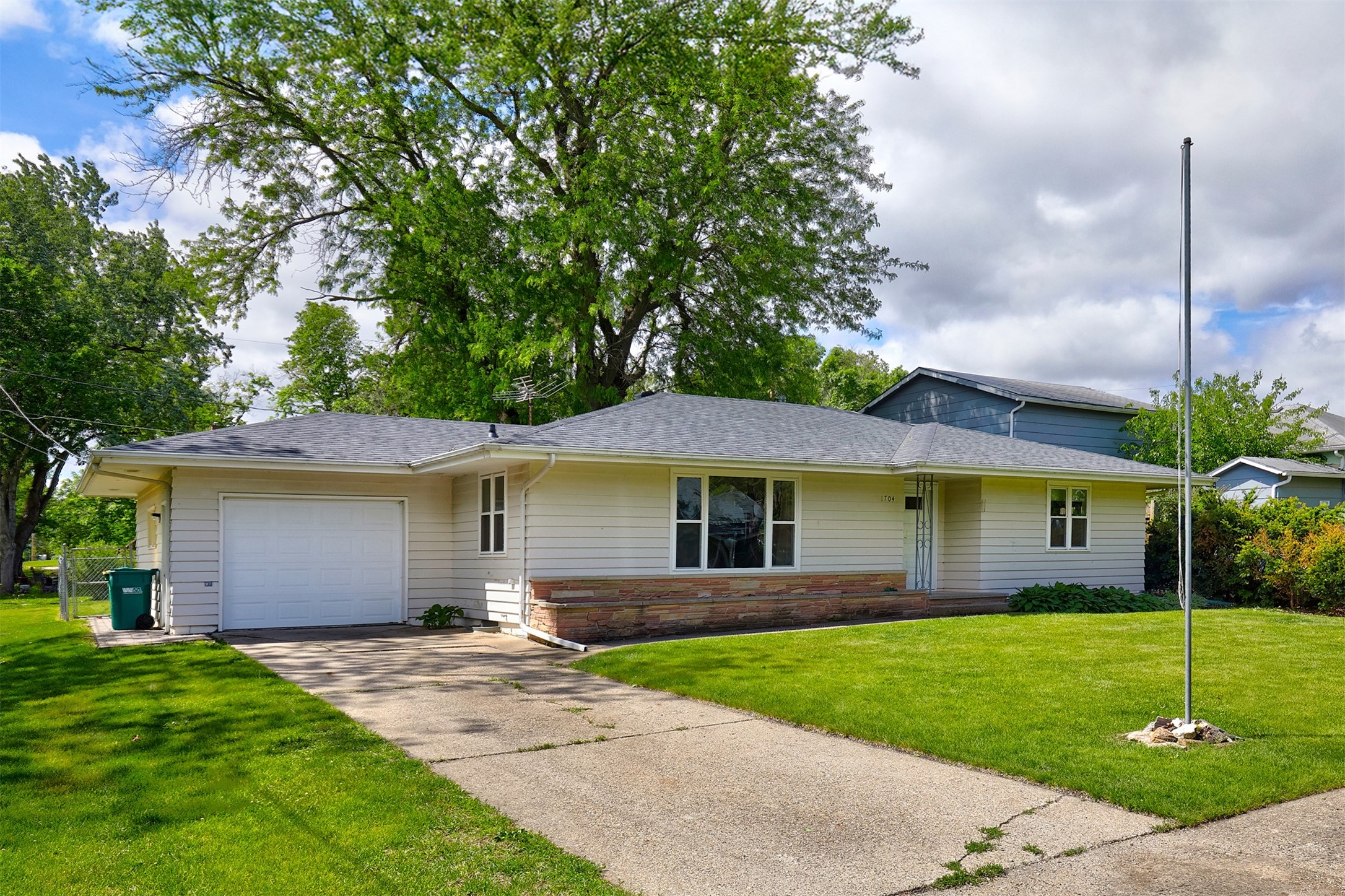 1704 Ash Street, Dallas Center, Iowa image 2