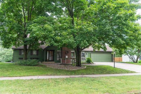 Homes For Sale - 1422 Edgewood Drive<br/> Pella, IA 50219