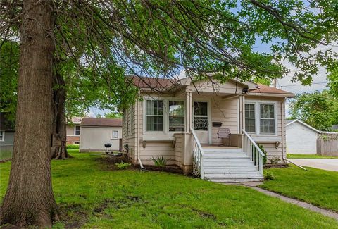 Single Family Residence in Des Moines IA 817 Douglas Avenue.jpg