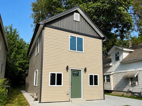 Homes For Sale - 1042 17th Street<br/> Des Moines, IA 50314