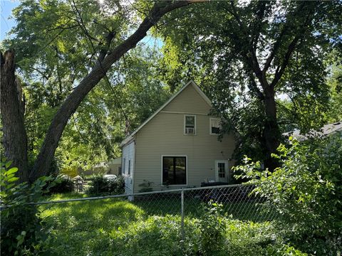 Single Family Residence in Des Moines IA 2822 1st Street.jpg