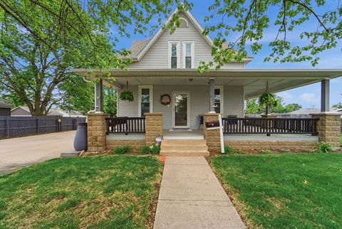 Homes For Sale - 813 E Montgomery Street<br/> Knoxville, IA 50138