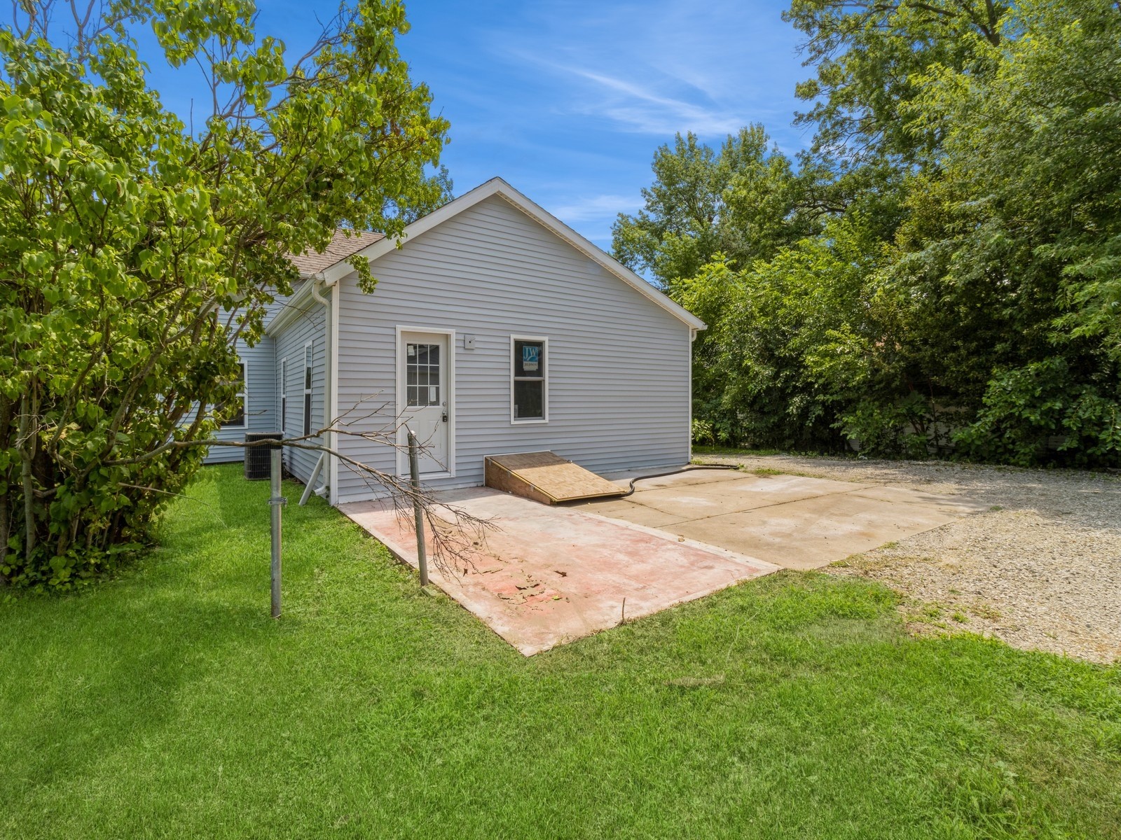 709 E 8th Street, Newton, Iowa image 4