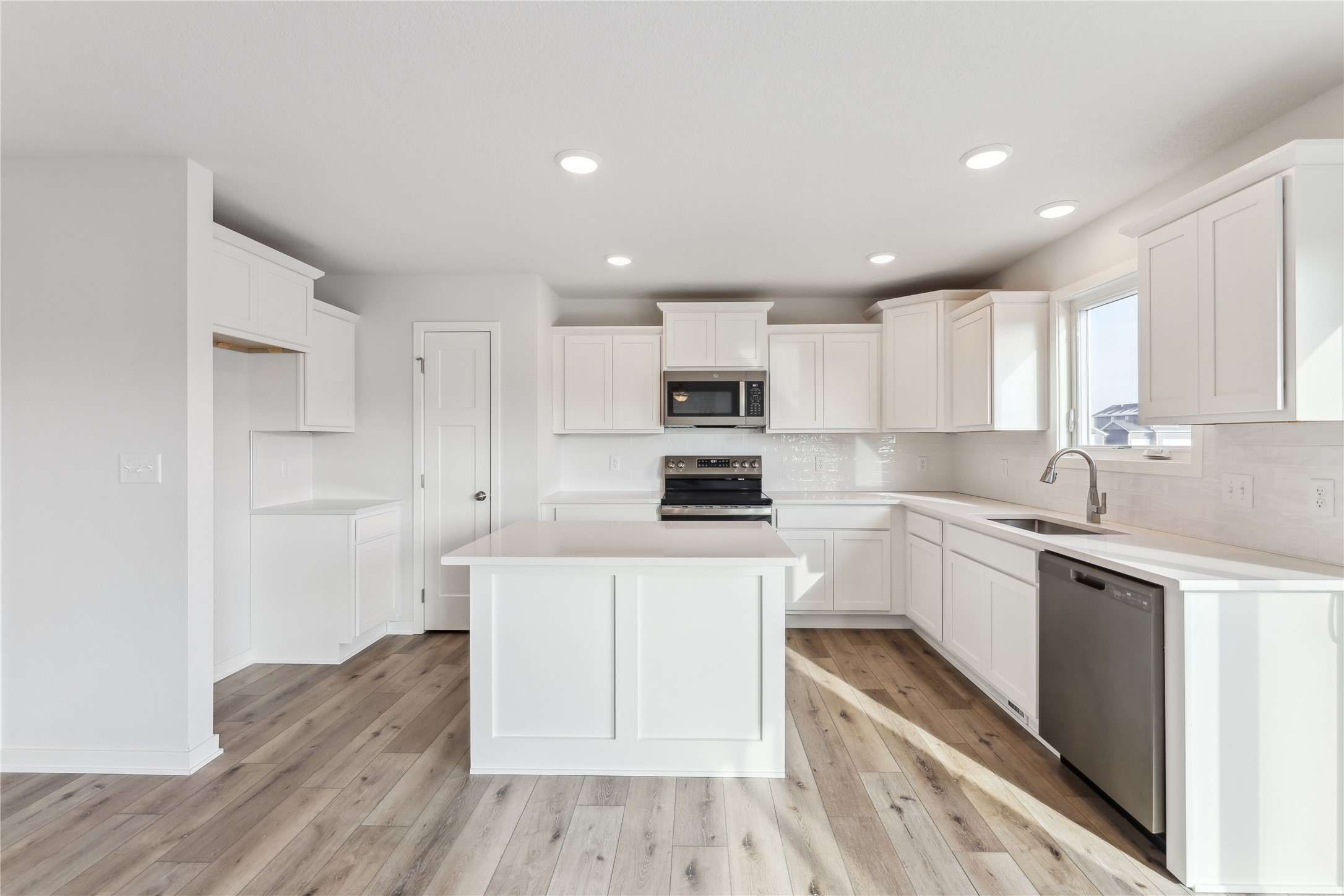 711 NE Meadow Landing Drive, Ankeny, Iowa image 3