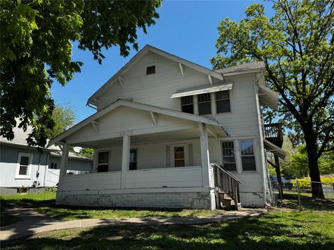 Homes For Sale - 3505 6th Avenue<br/> Des Moines, IA 50313