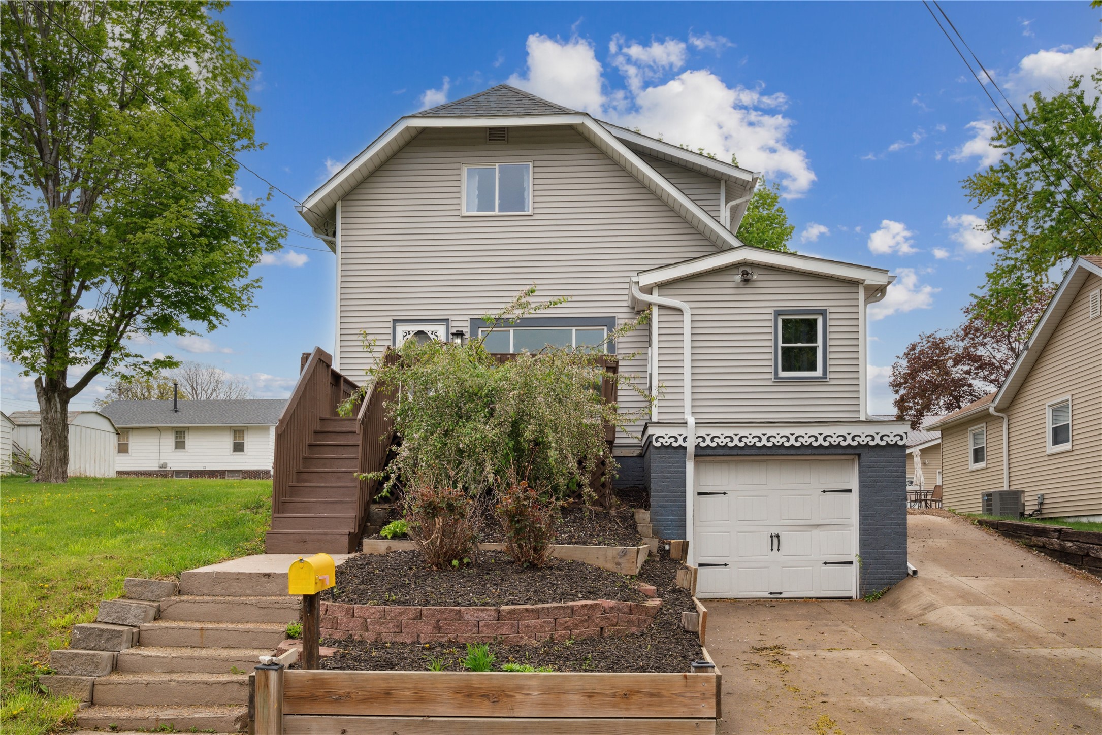 330 E 13th Street, Newton, Iowa image 1
