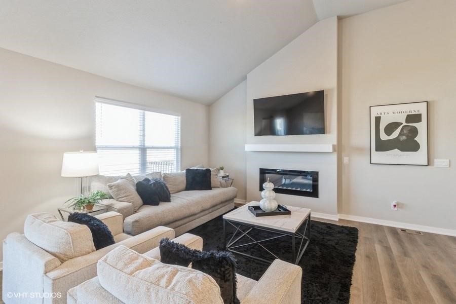 14225 Walnut Meadows Drive, Urbandale, Iowa image 2