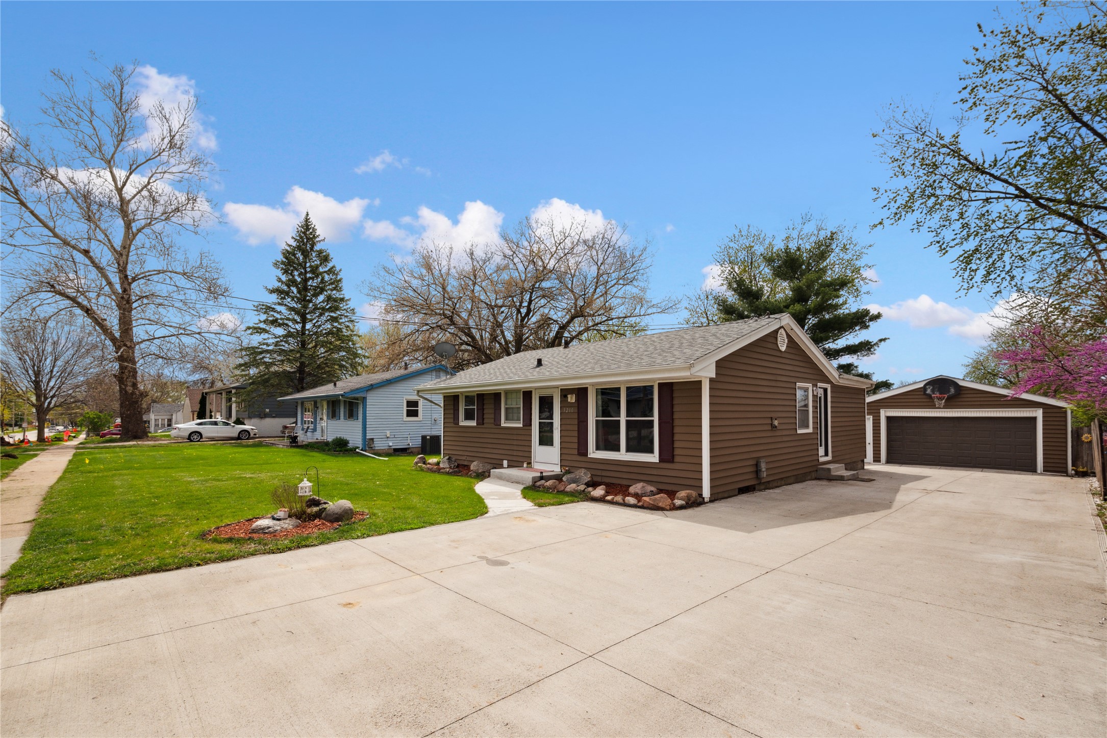 3210 E 42nd Street, Des Moines, Iowa image 2