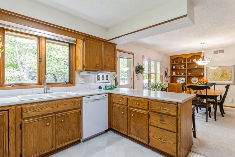 7720 Drake Court, Clive, Iowa image 11