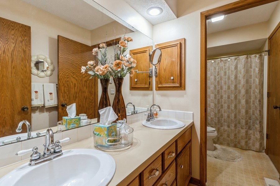 7720 Drake Court, Clive, Iowa image 15