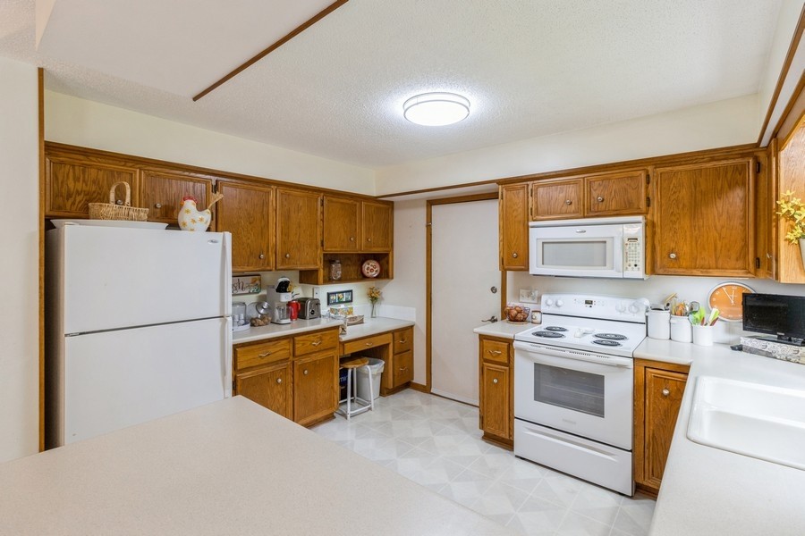 7720 Drake Court, Clive, Iowa image 13