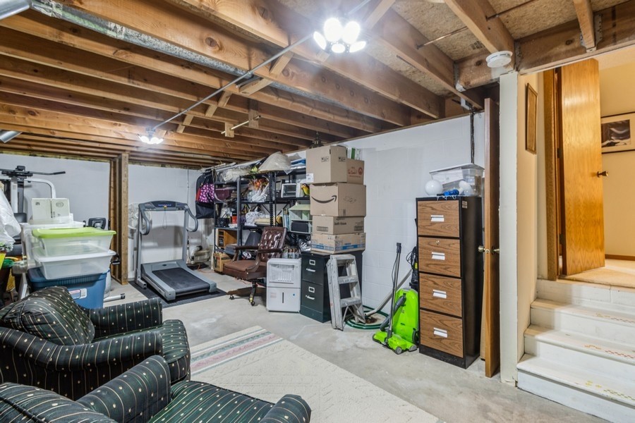 7720 Drake Court, Clive, Iowa image 25