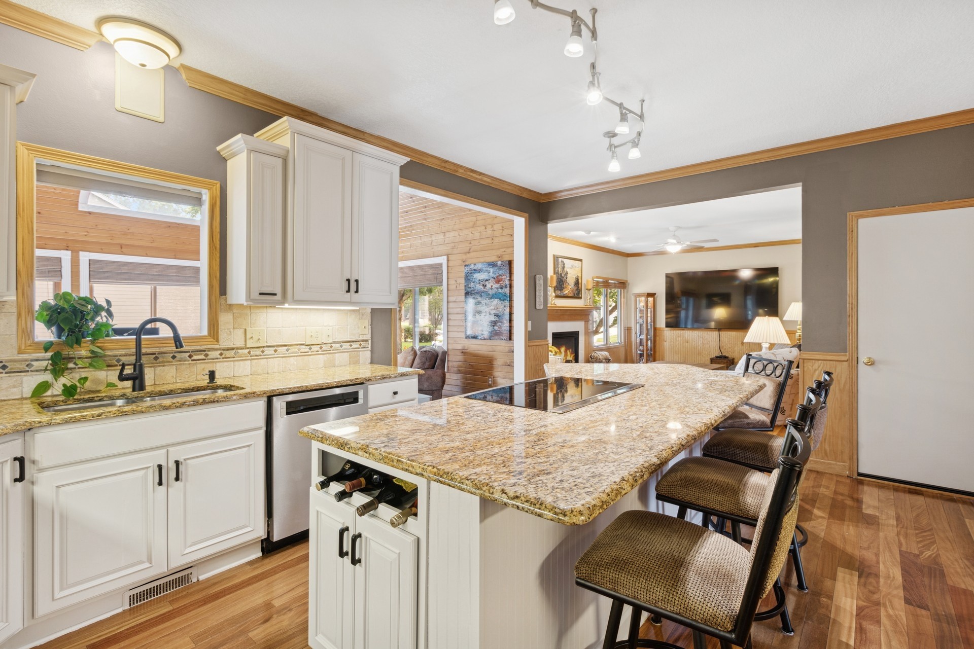 Urbandale, Iowa 50322, United States, 5 Bedrooms Bedrooms, ,3 BathroomsBathrooms,Residential,Pending,183112