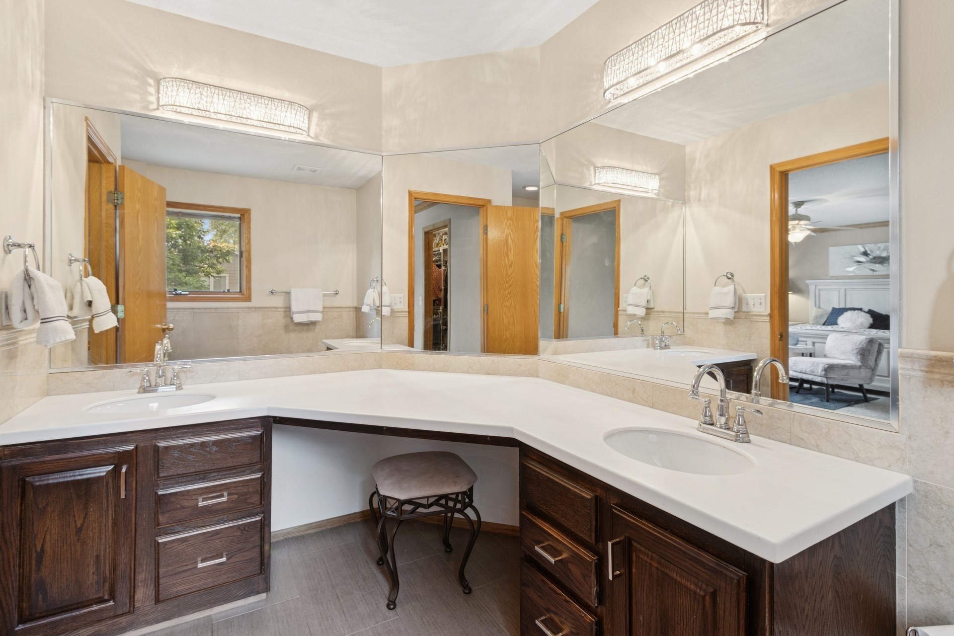 Urbandale, Iowa 50322, United States, 5 Bedrooms Bedrooms, ,3 BathroomsBathrooms,Residential,Pending,183112