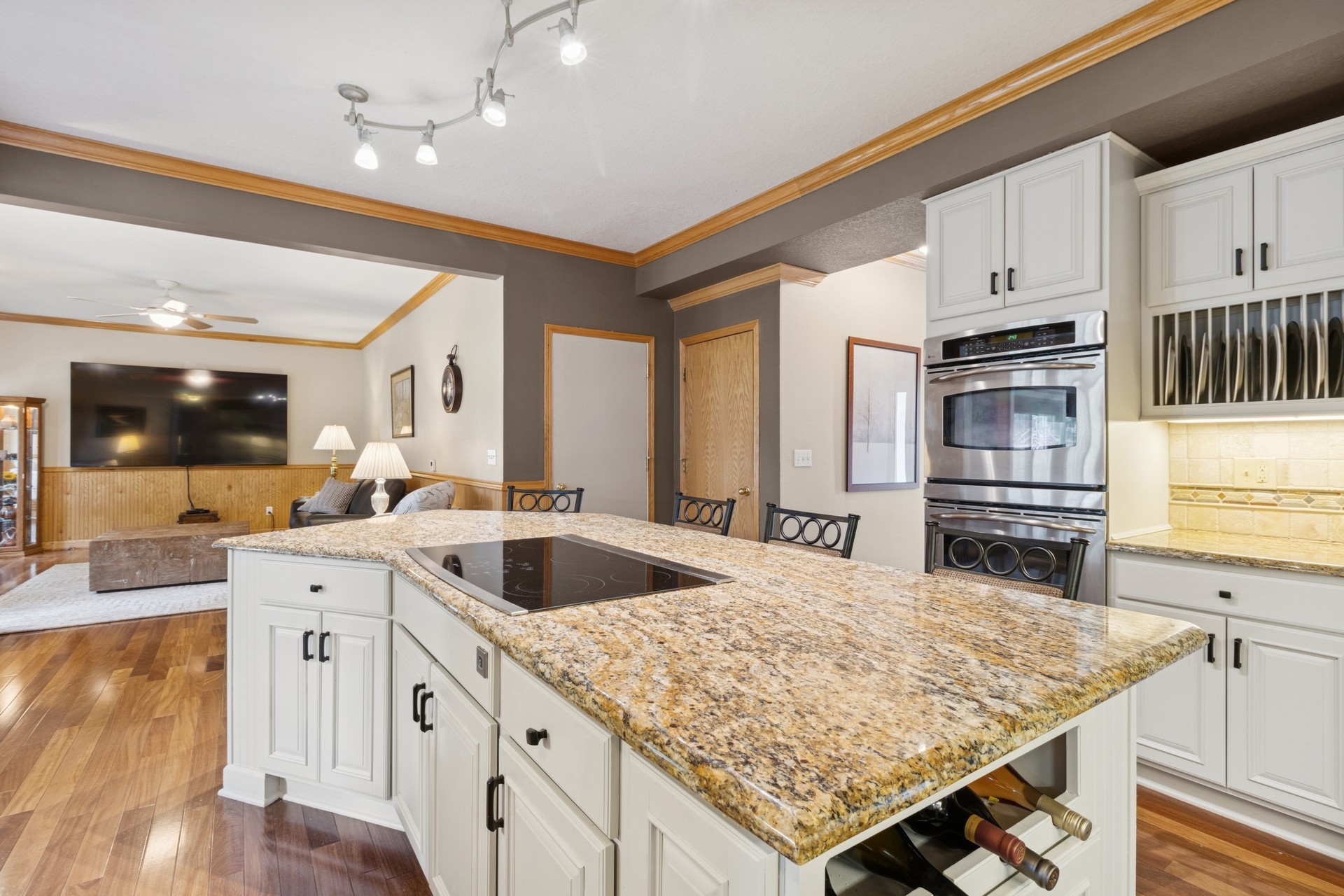 Urbandale, Iowa 50322, United States, 5 Bedrooms Bedrooms, ,3 BathroomsBathrooms,Residential,Pending,183112