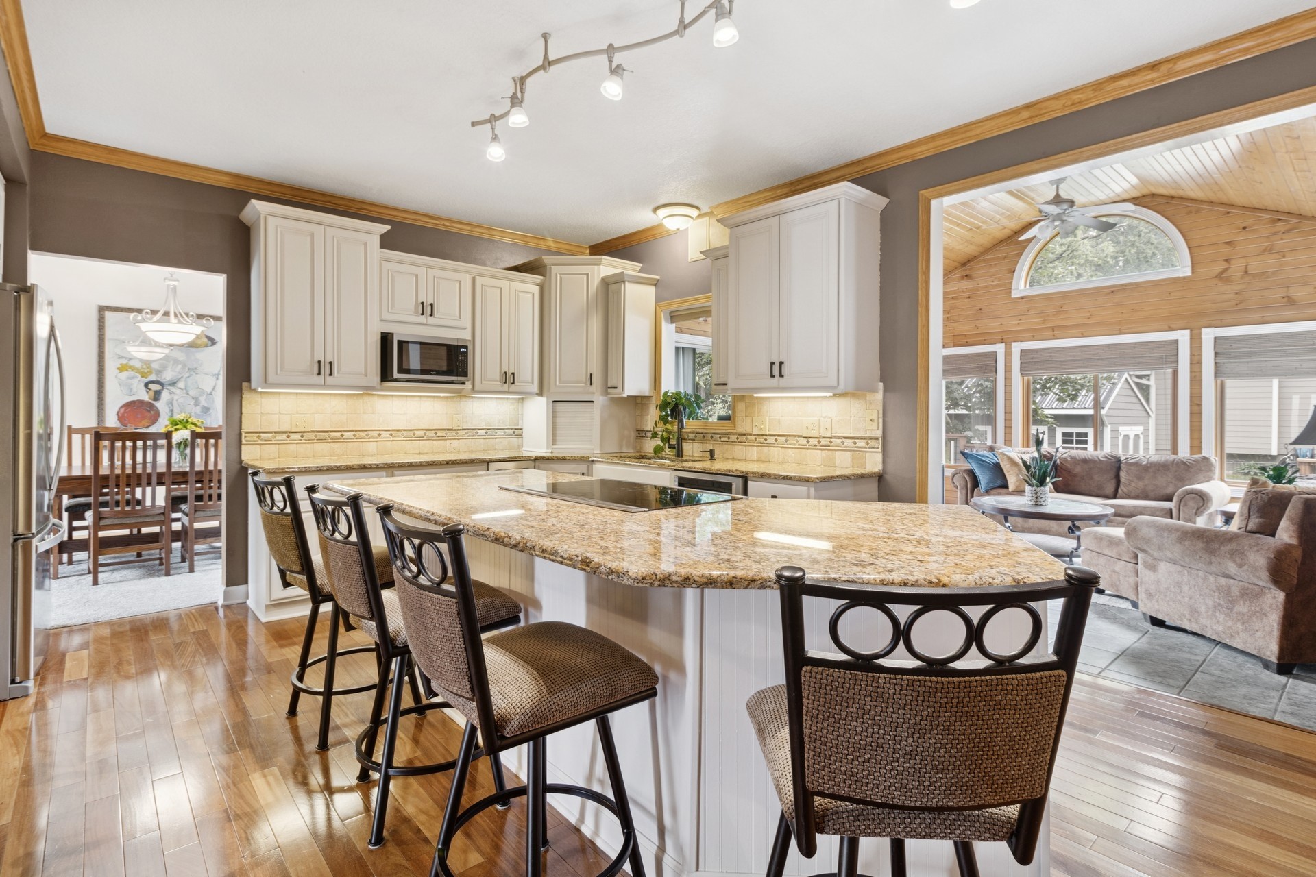 Urbandale, Iowa 50322, United States, 5 Bedrooms Bedrooms, ,3 BathroomsBathrooms,Residential,Pending,183112