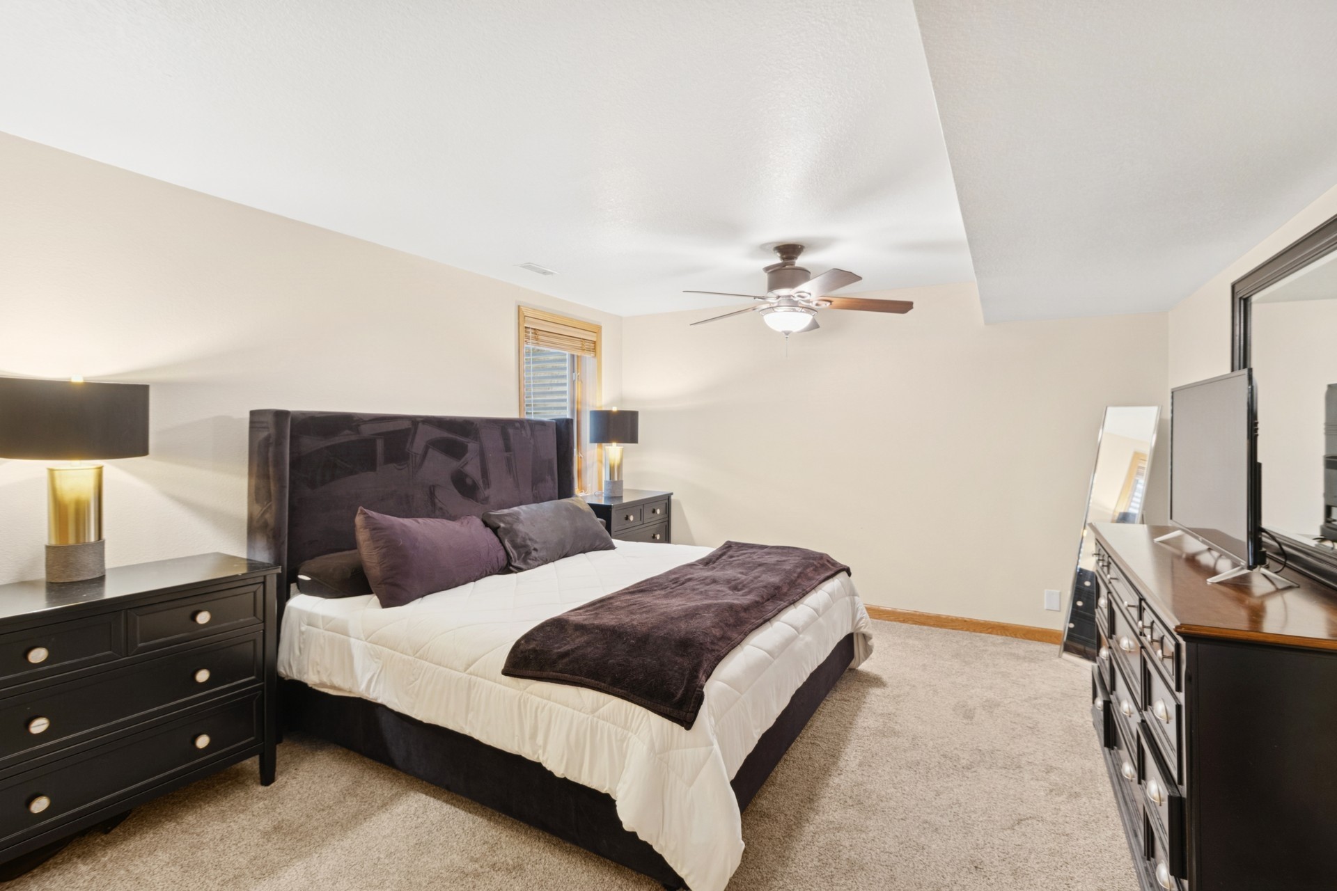 Urbandale, Iowa 50322, United States, 5 Bedrooms Bedrooms, ,3 BathroomsBathrooms,Residential,Pending,183112