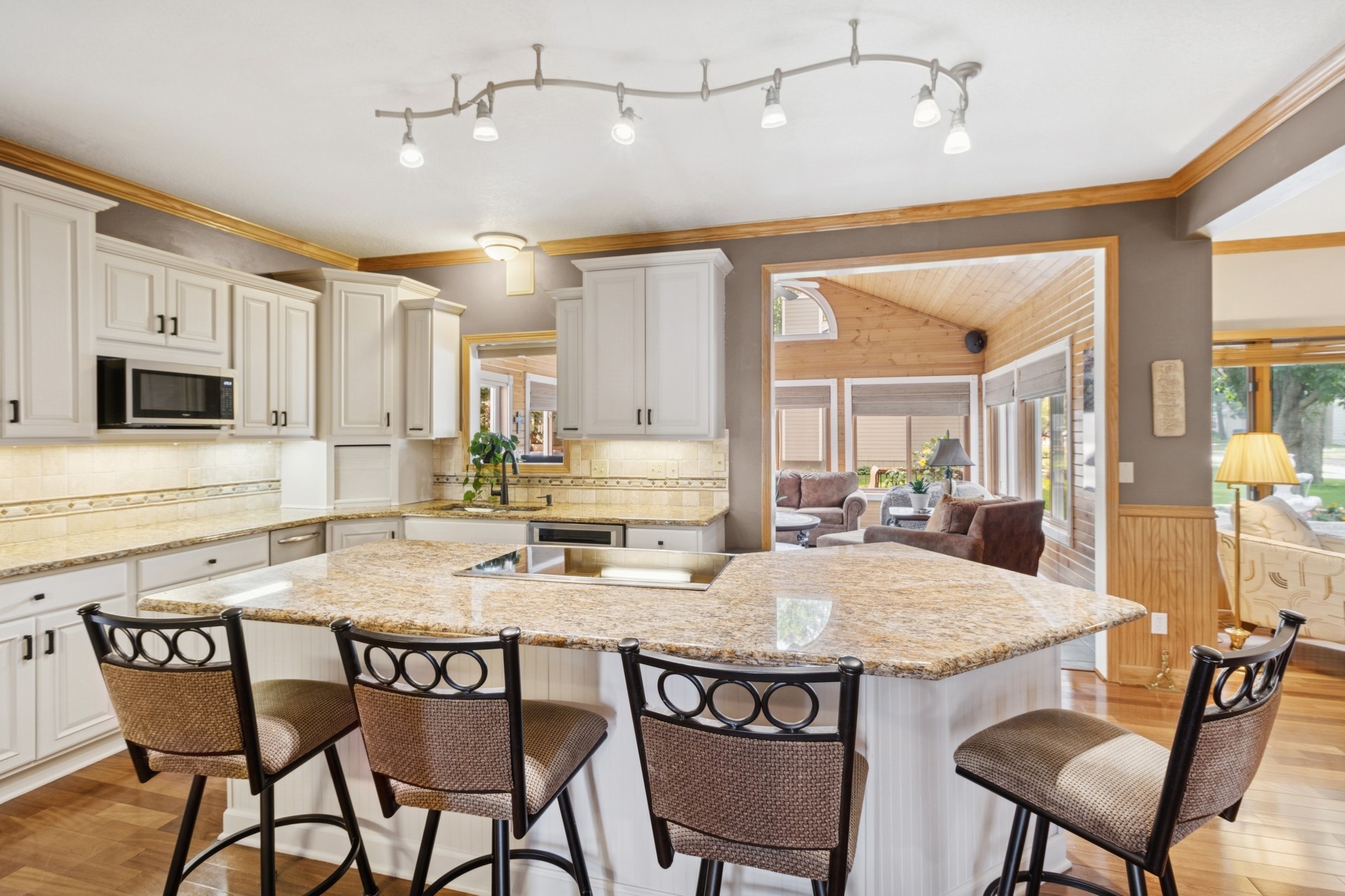 Urbandale, Iowa 50322, United States, 5 Bedrooms Bedrooms, ,3 BathroomsBathrooms,Residential,Pending,183112