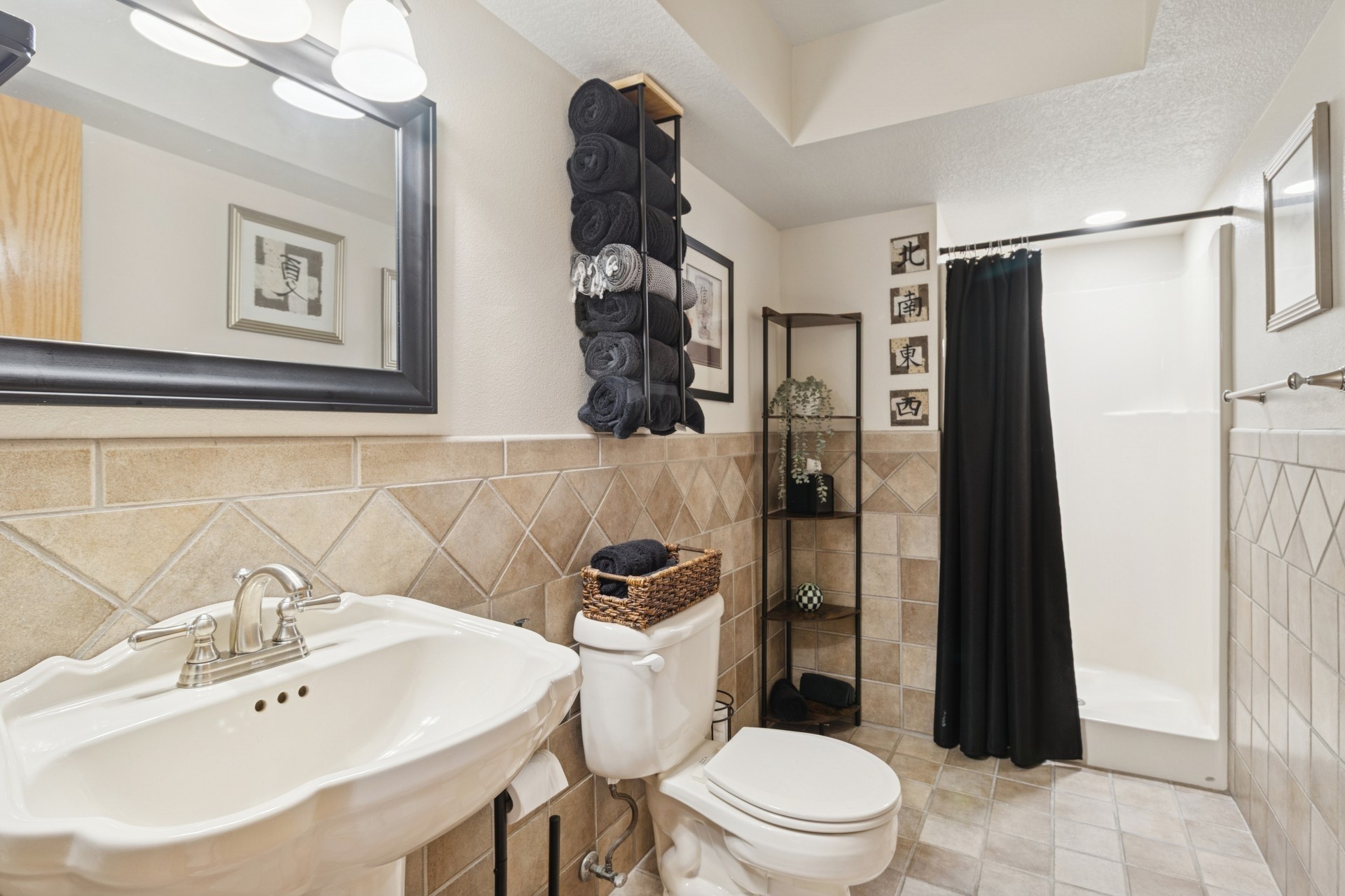 Urbandale, Iowa 50322, United States, 5 Bedrooms Bedrooms, ,3 BathroomsBathrooms,Residential,Pending,183112