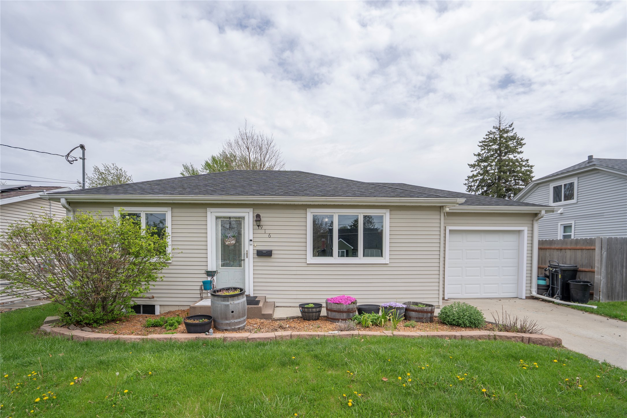 916 W 7th Street, Newton, Iowa image 1