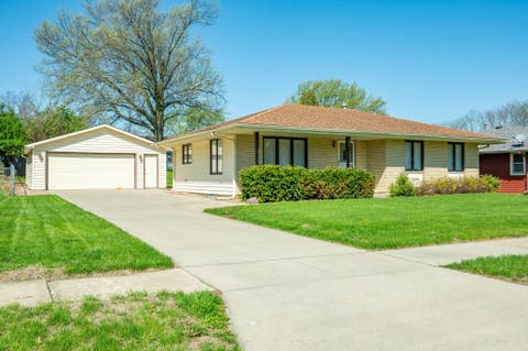 Homes For Sale - 450 N 9th Street<br/> Warren County, Carlisle, IA 50047