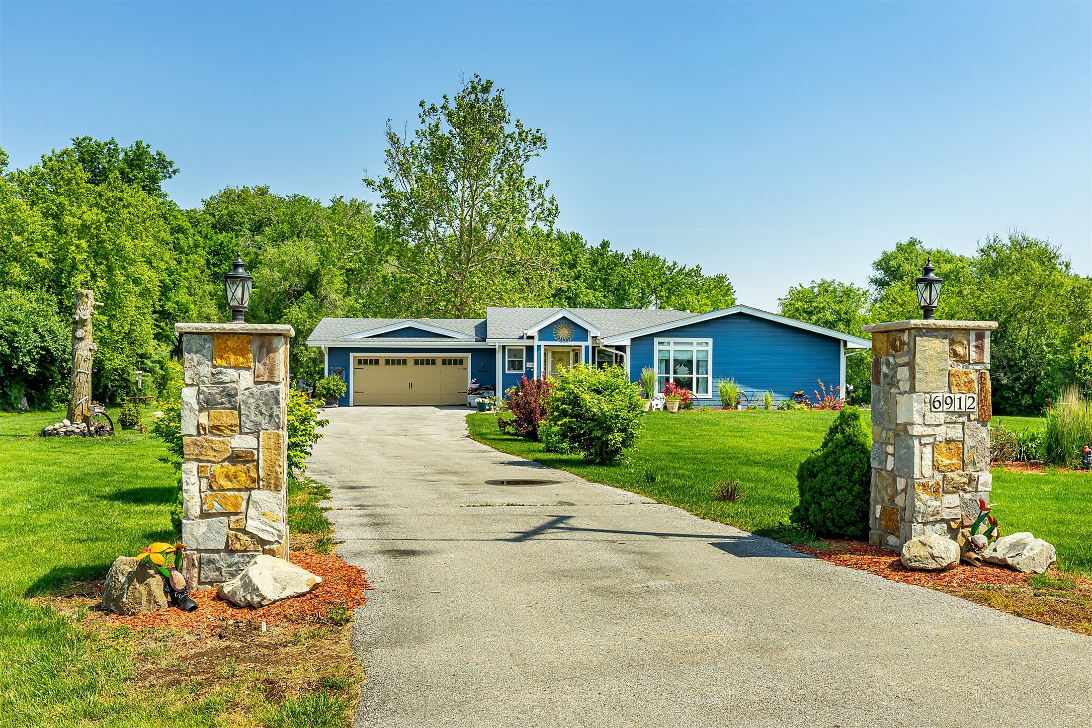6912 SE Vandalia Drive, Pleasant Hill, Iowa image 3