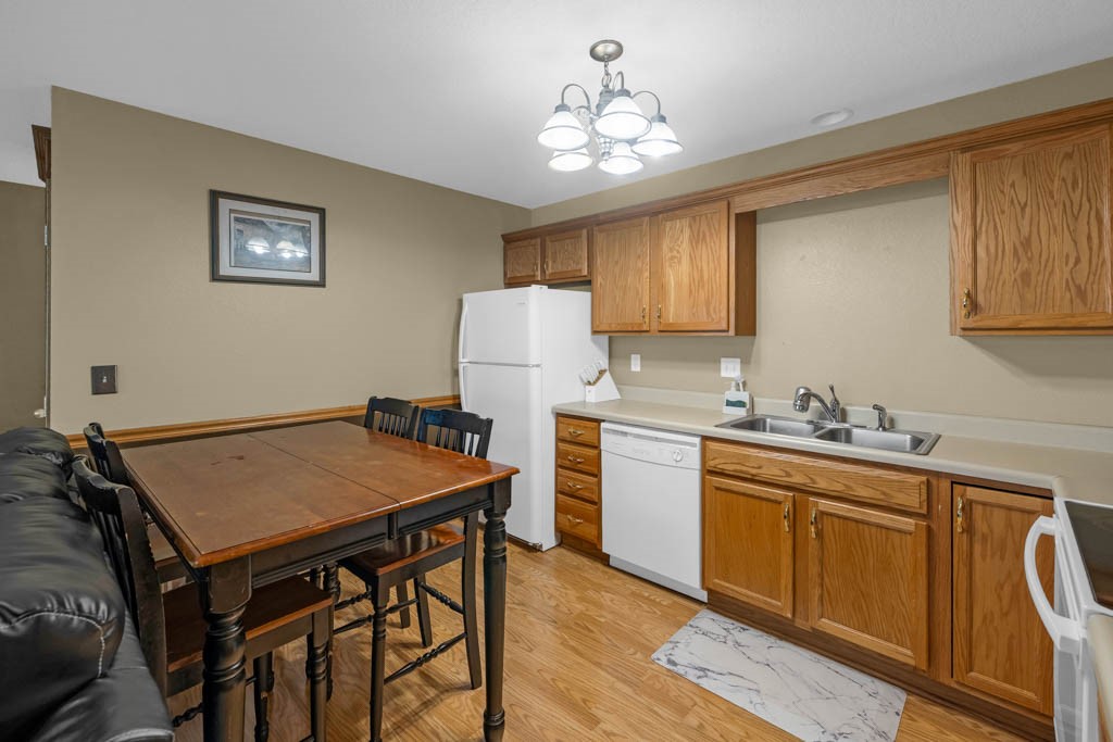 1046 10th Avenue, Altoona, Iowa image 3