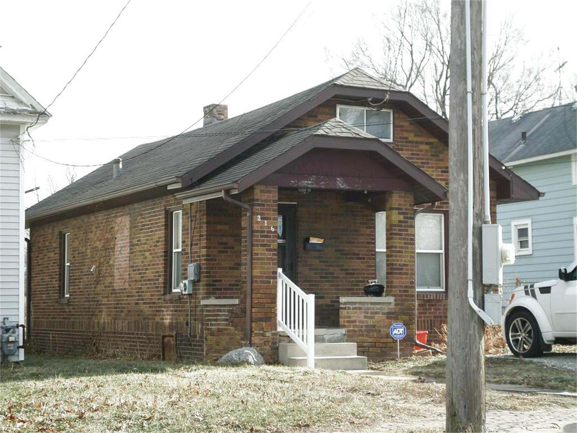 Photo 1 of 10 — 216 E 8th Street S, Newton, IA 50208