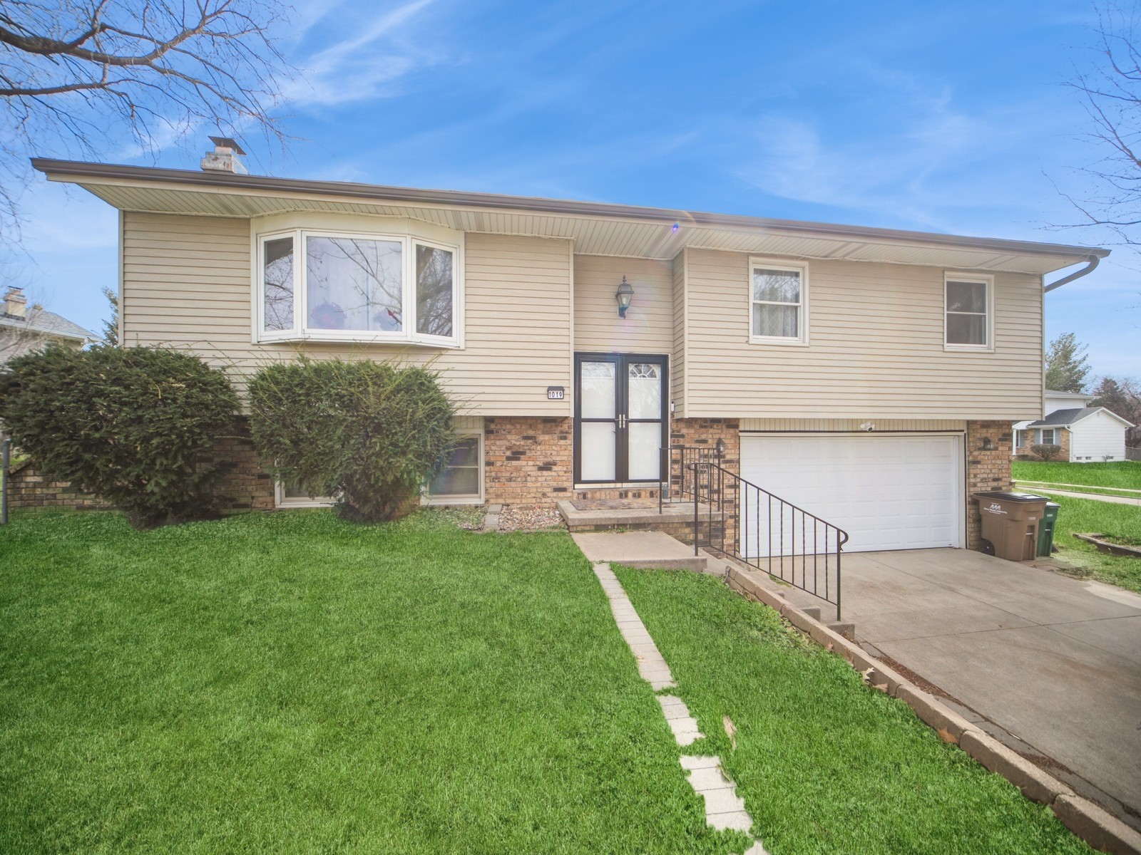 1019 Maplenol Drive, West Des Moines, Iowa image 2