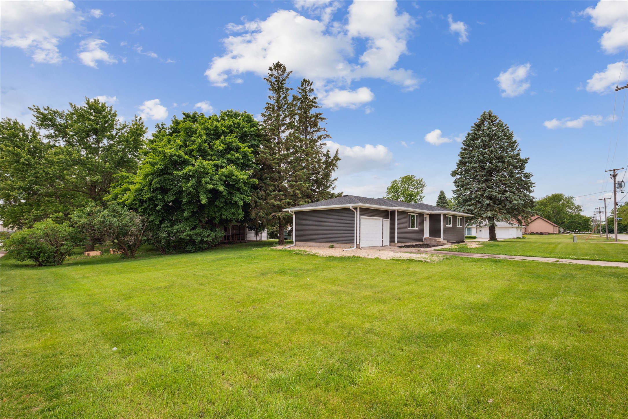 204 W Washington Street, Montezuma, Iowa image 3