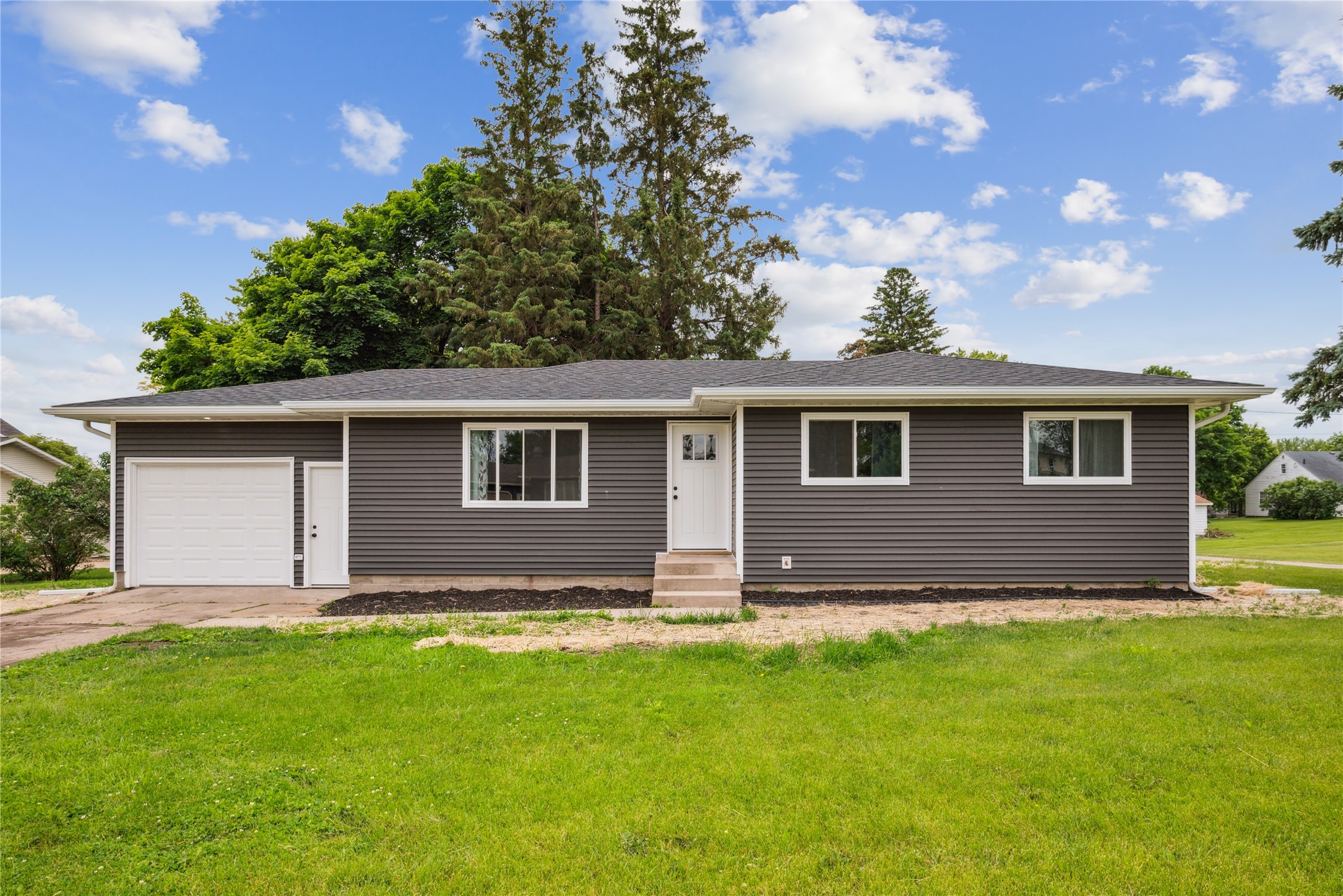 204 W Washington Street, Montezuma, Iowa image 1