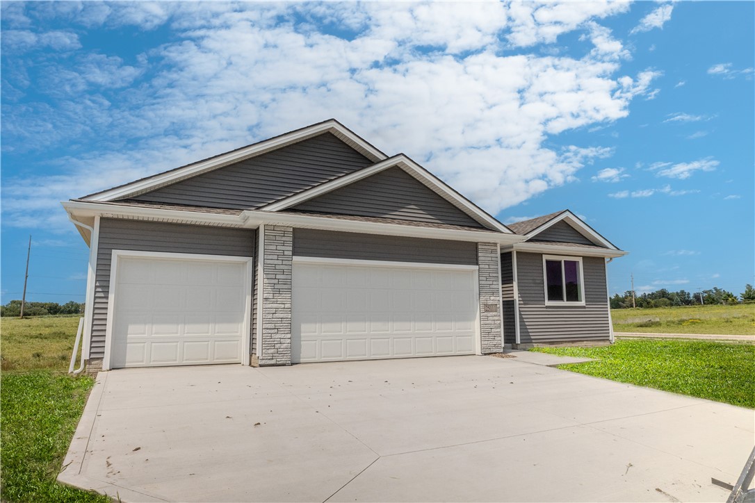 25111 Bluebird Circle, Adel, Iowa image 3