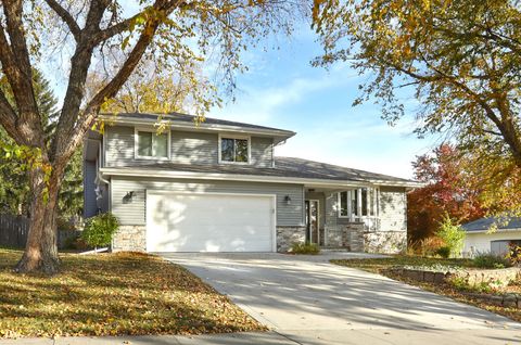 Homes For Sale - 5101 Dakota Drive<br/> West Des Moines, IA 50265