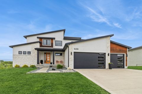 16216 Goldenrod Drive Urbandale IA 50323