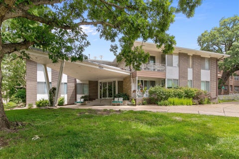 Condo For Sale - 4225 Grand Avenue #9<br/> Des Moines, IA 50312
