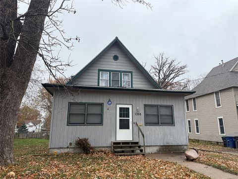 Homes For Sale - 1352 E 12th Street<br/> Des Moines, IA 50316