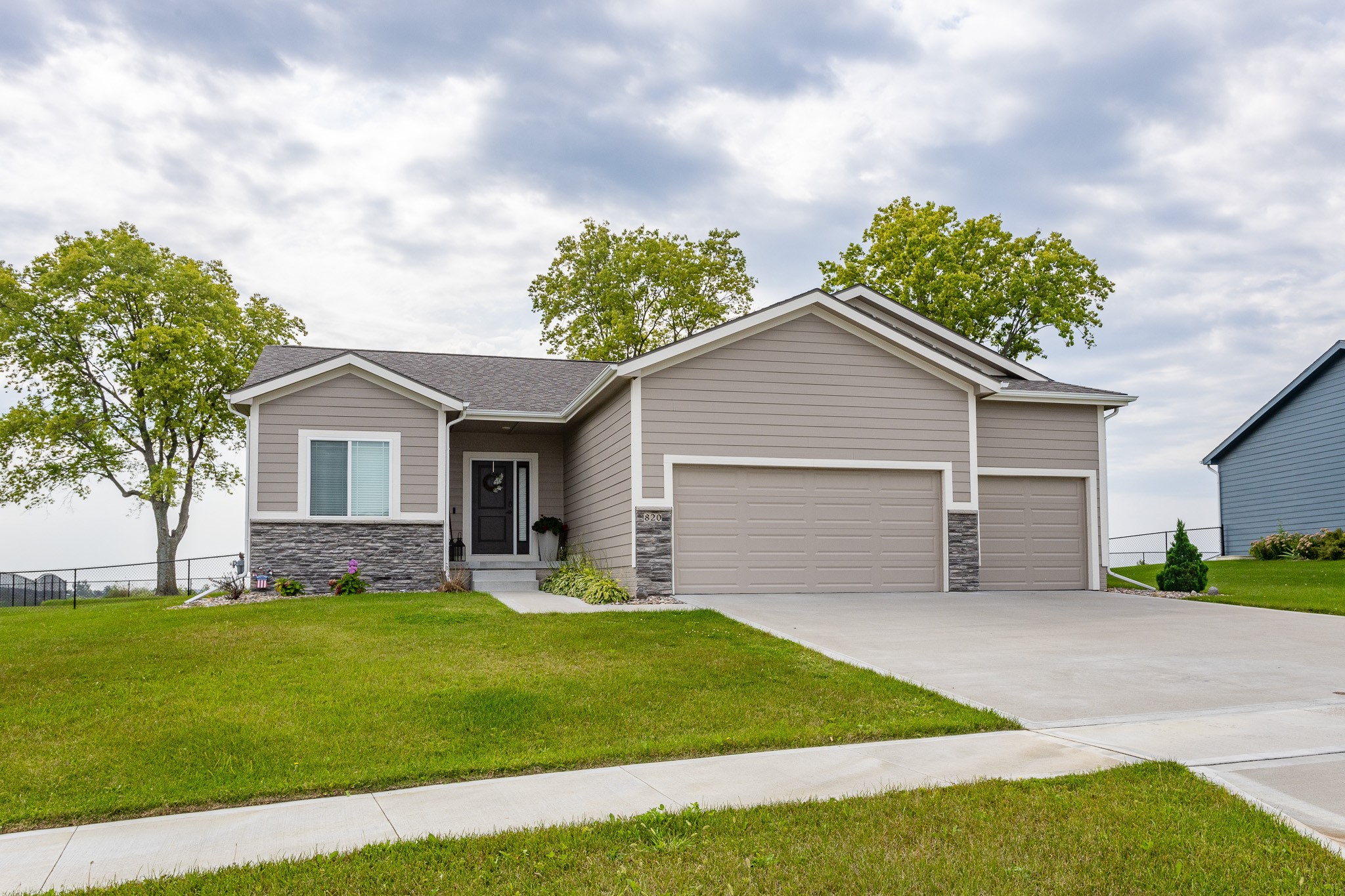2208 White Oak Lane, Granger, Iowa image 2