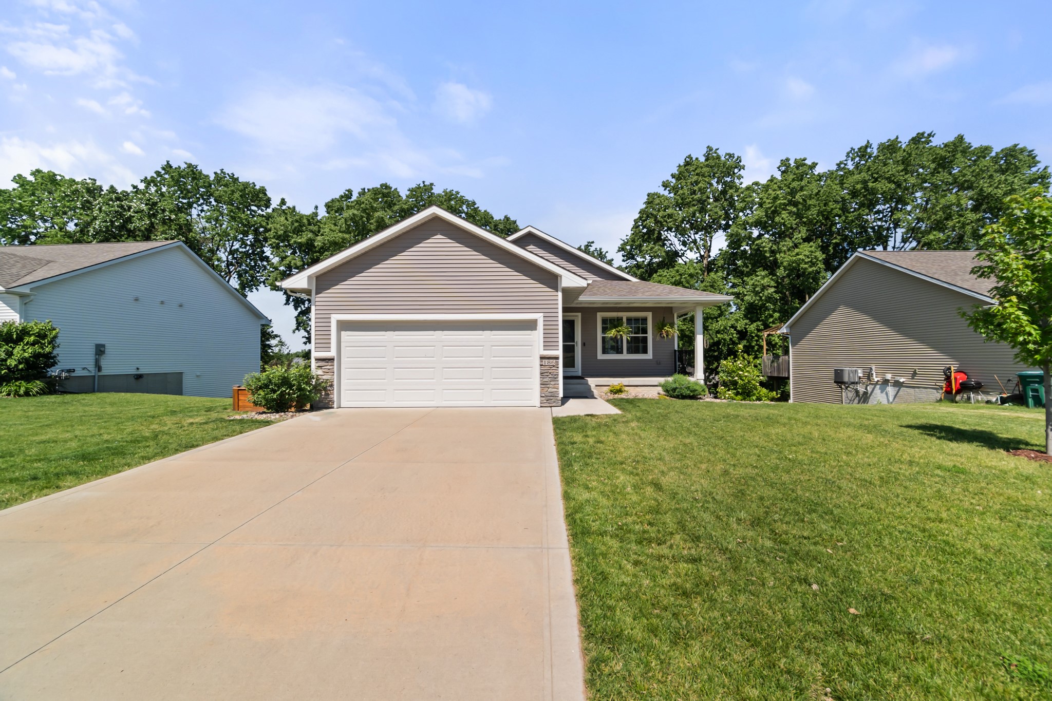 Photo 1 of 32 — 186 NE 56th Street, Pleasant Hill, IA 50327