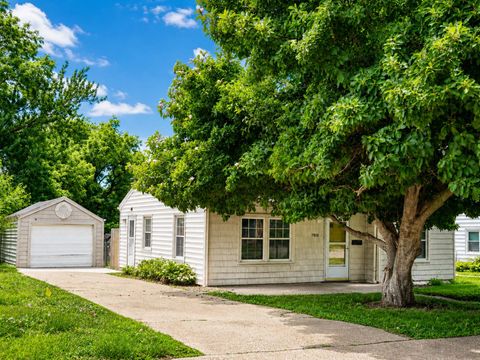Homes For Sale - 7016 Palm Drive<br/> Urbandale, IA 50322