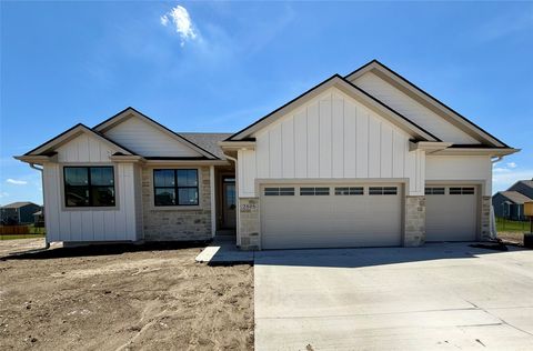 Homes For Sale - 2505 NW Cedarwood Court<br/> Ankeny, IA 50023