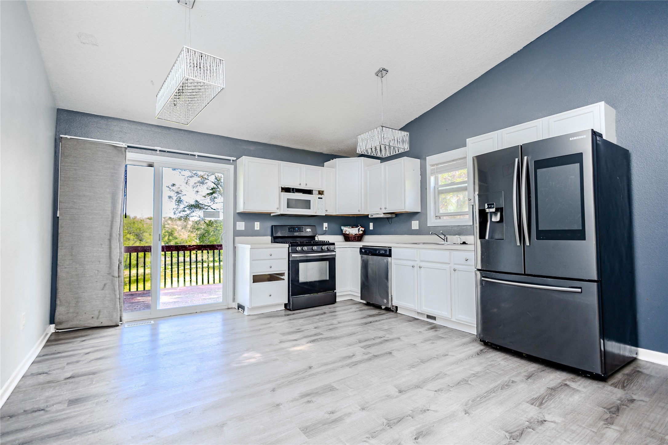 303 Kenyon Avenue, Des Moines, Iowa image 2
