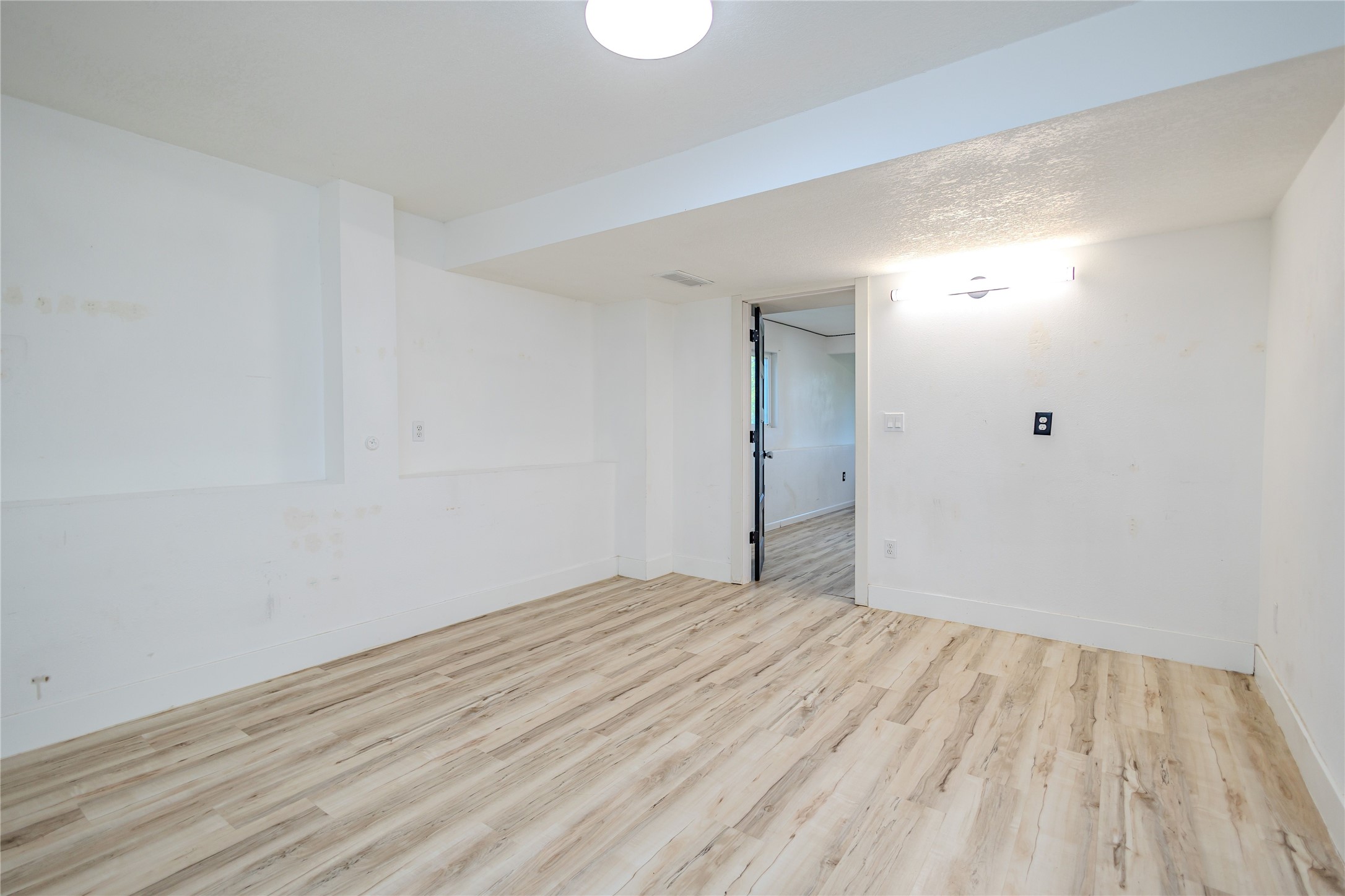 303 Kenyon Avenue, Des Moines, Iowa image 9