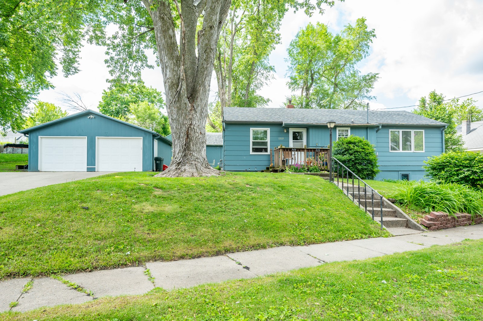 1309 Glenway Drive, Newton, Iowa image 1