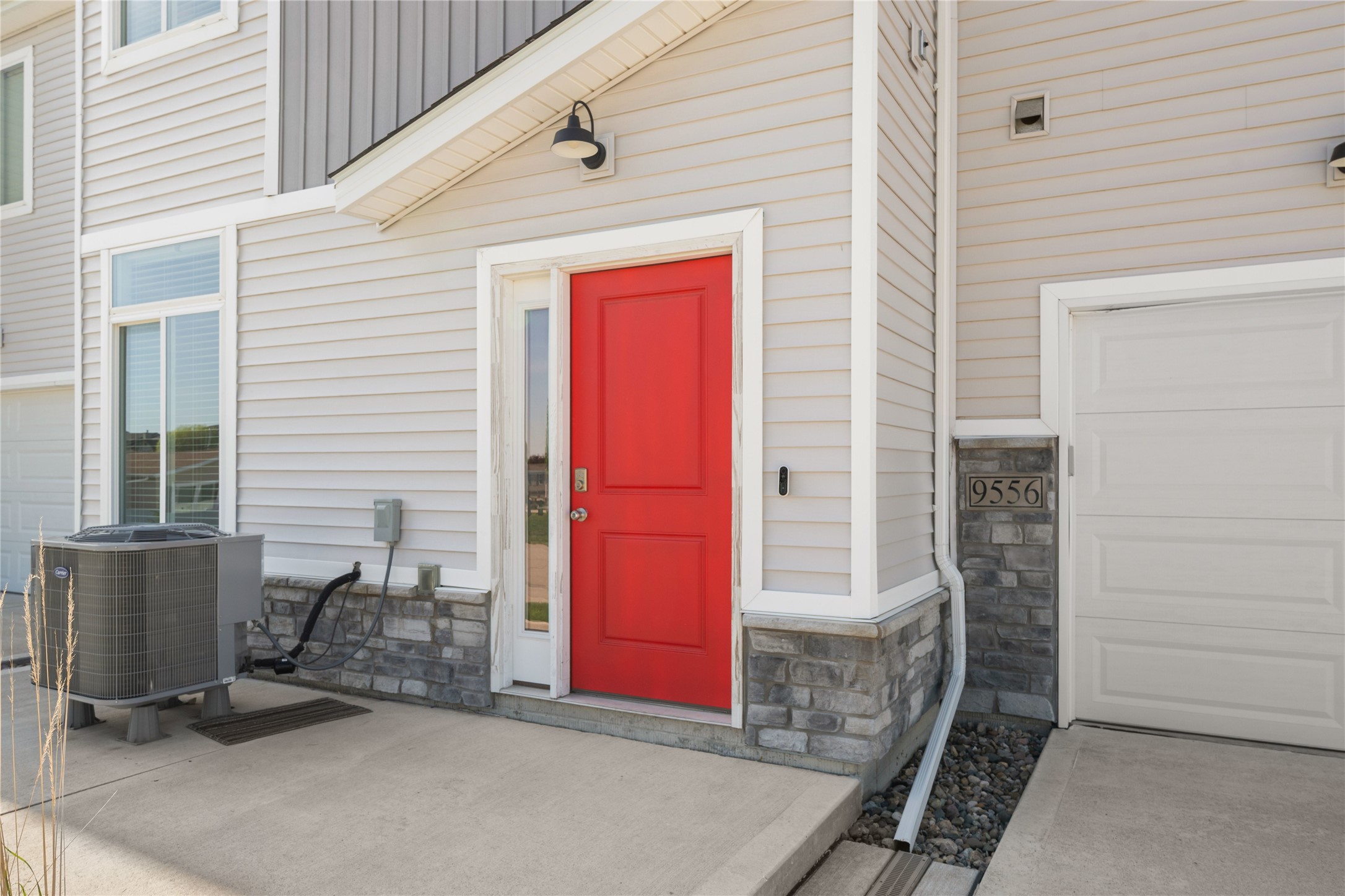 9556 Crestview Drive, West Des Moines, Iowa image 2