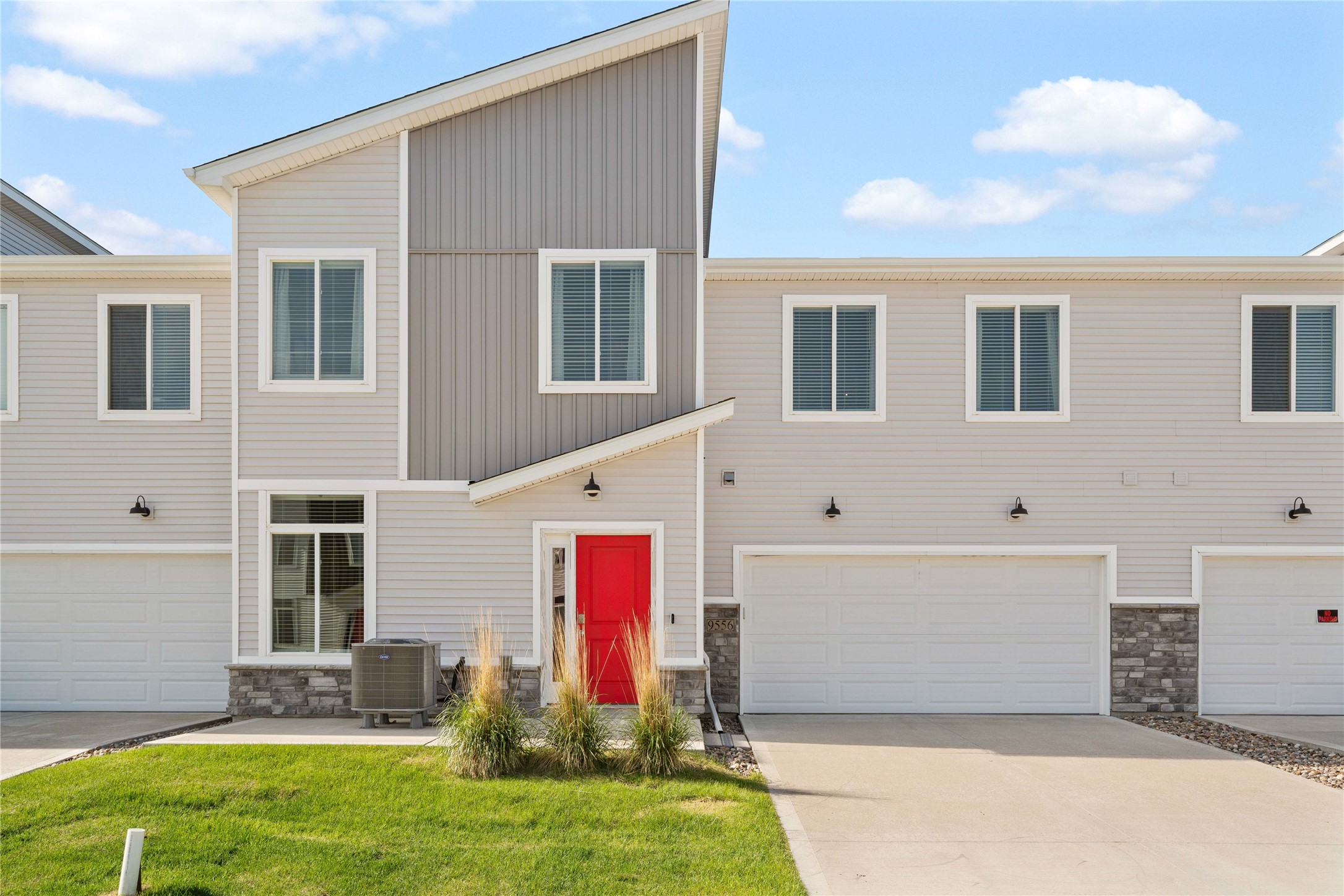 9556 Crestview Drive, West Des Moines, Iowa image 1