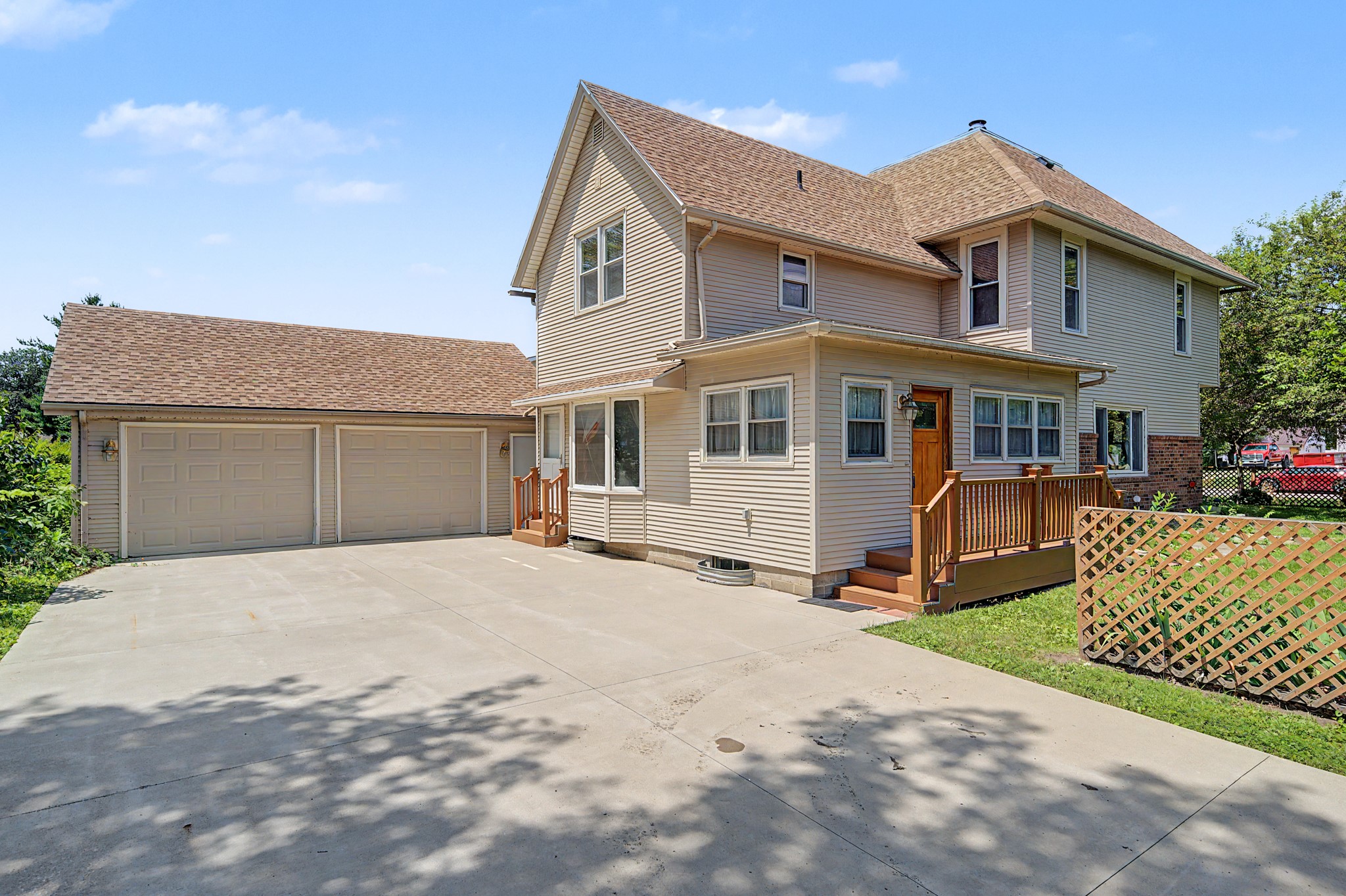 Photo 1 of 32 — 1425 Penrose Street, Grinnell, IA 50112