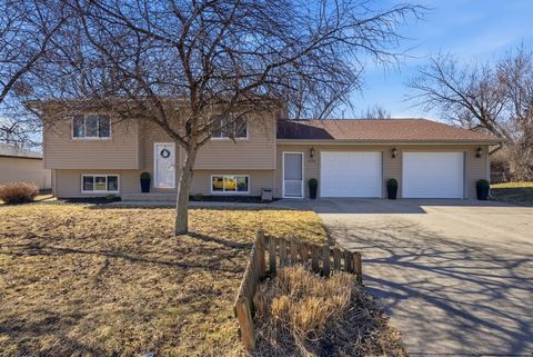 Homes For Sale - 609 Parkridge Avenue<br/> Huxley, IA 50124